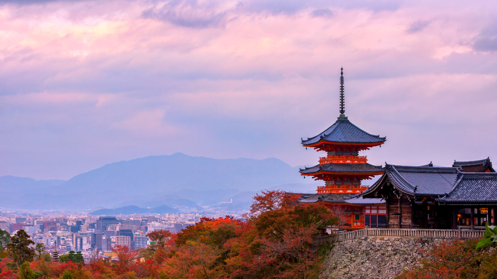 京都の紅葉と五重塔の美しい風景